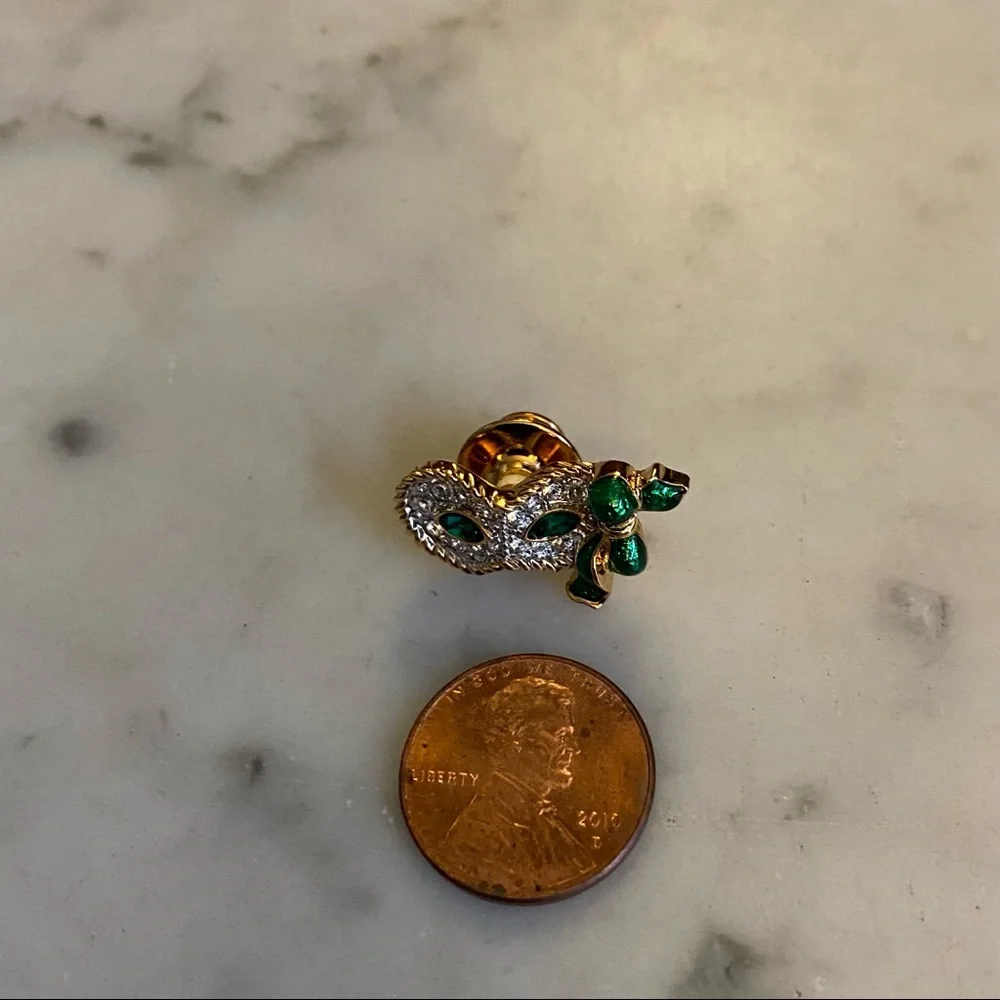 Swarovski Emerald‎ Color Mask Pin